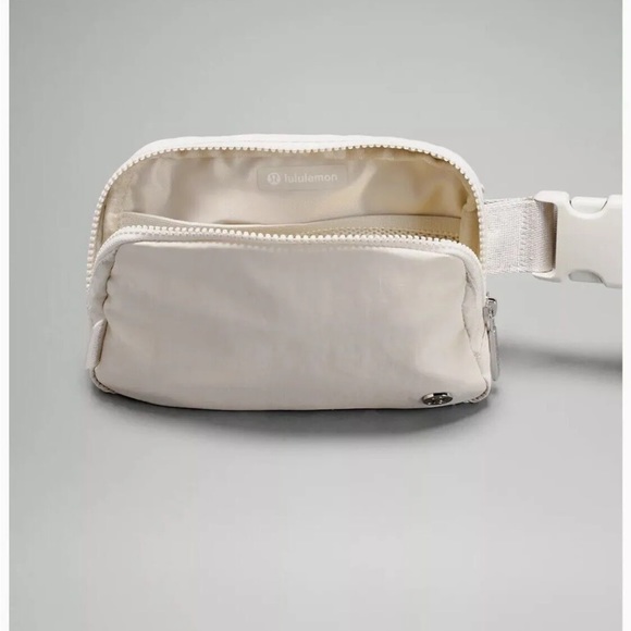 Lululemon Everywhere Belt Bag opal white - Picture 2 of 5